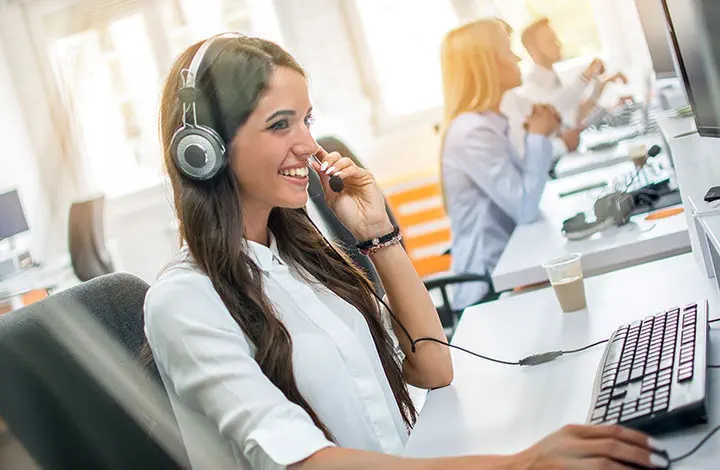 Beratungsmitarbeiterin am Telefon im Kundenservice